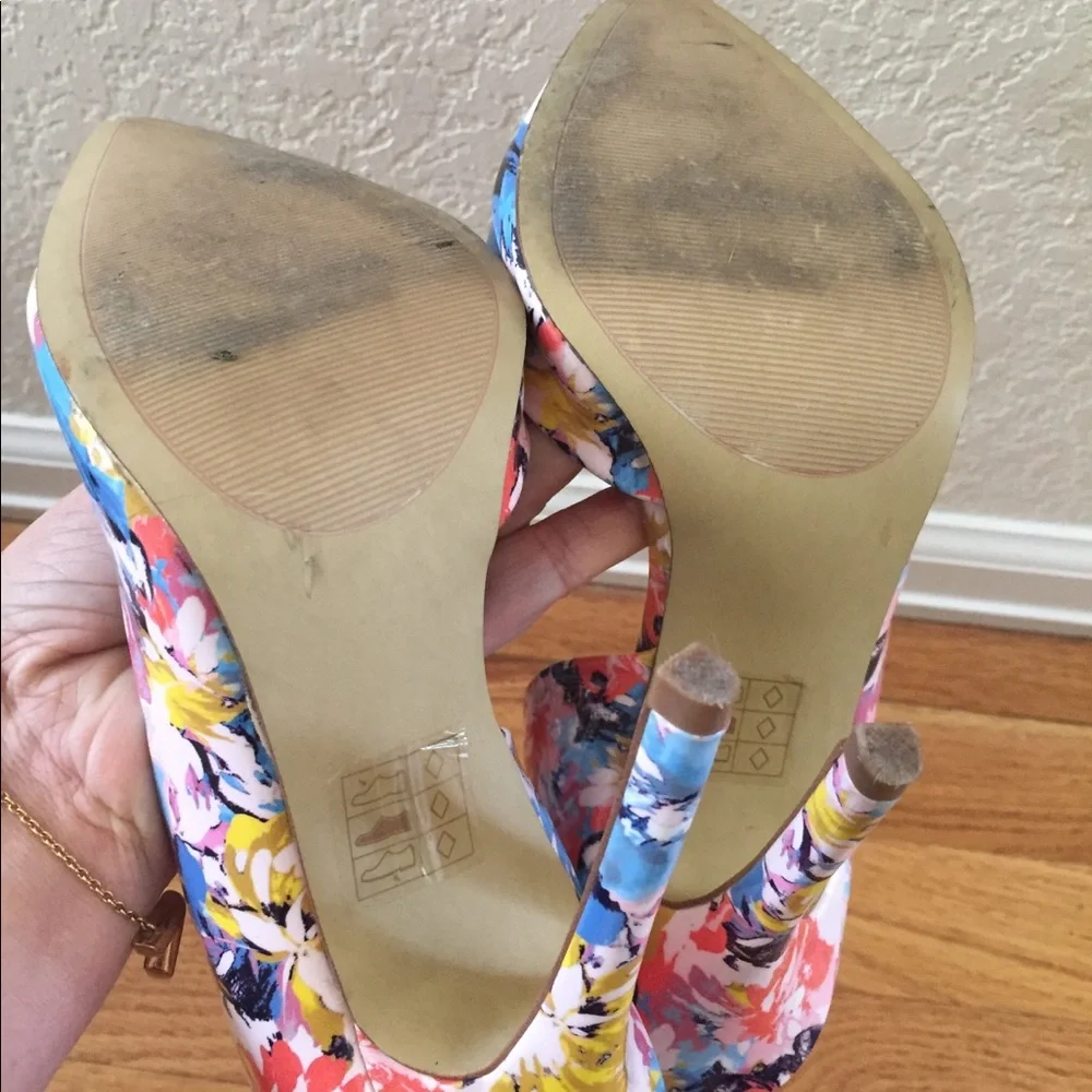 Bebe Floral heels  7 - Picture 3 of 4
